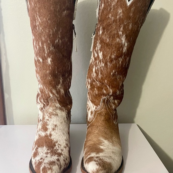Stylish Cowhide Boots - Auburn and White - Picture 3 of 7